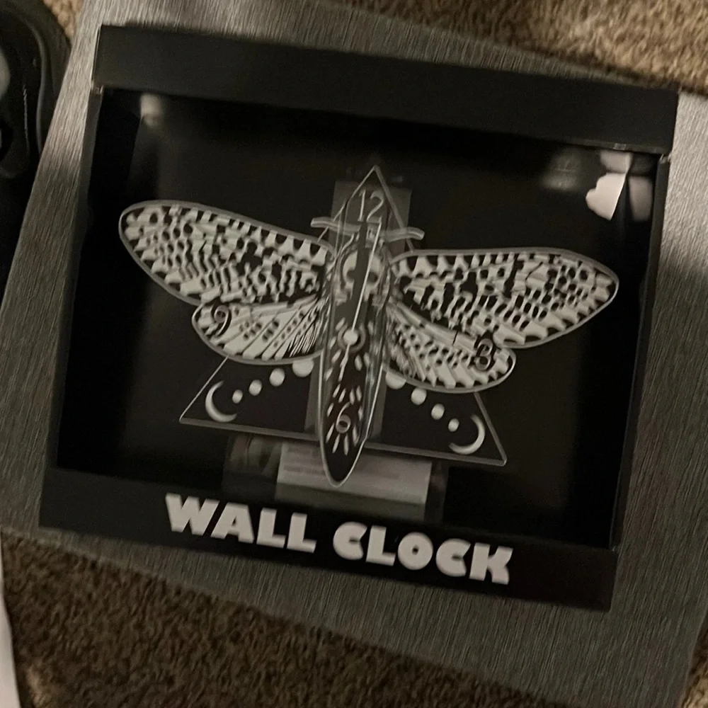 Hot topic death moth wall clock - Picture 2 of 3
